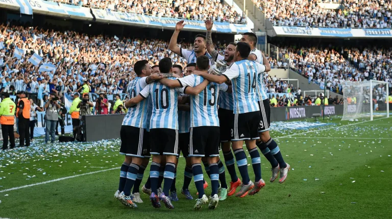 Argentinska landslaget med Lionel Messi firar VM-guldet