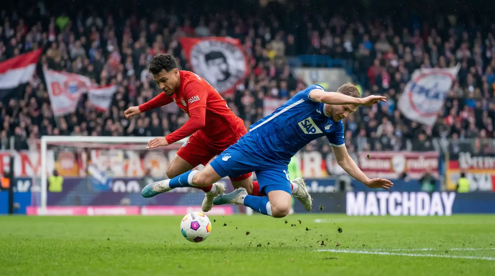 Intensiv gruppspelaktion med spelare i närkamp om bollen framför fullsatt läktare