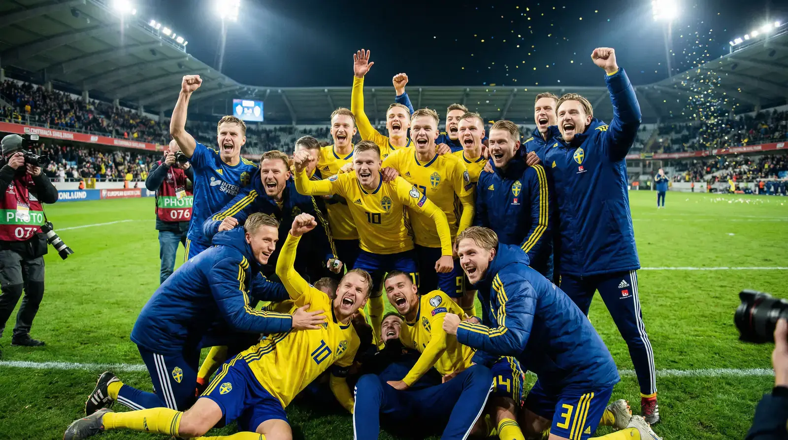 Svenska landslagsspelare firar ett avgörande mål i de blågula matchställen under kvällsmatch